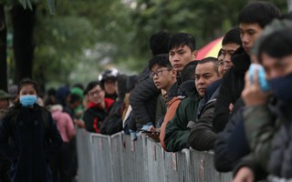 Bất chấp rét mướt, nhiều người vẫn xếp hàng từ 5h ở VFF chờ nhận vé trận chung kết
