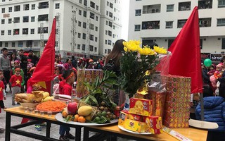 Cư dân HH Linh Đàm mua xôi gấc, gà luộc thắp hương cầu may cho đội tuyển Việt Nam đoạt cup vô địch