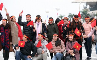 Hàng nghìn CĐV đã đến SVĐ Mỹ Đình sớm sẵn sàng "tiếp lửa" cho đội tuyển Việt Nam