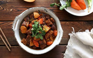 Bữa cơm gia đình ngày đông mà có món bò kho thơm nức, đậm đà thì còn gì bằng!
