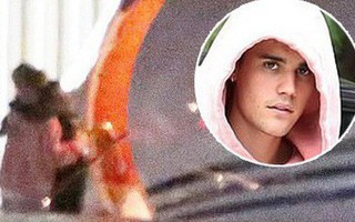 Đang bước lên phi cơ riêng, Justin Bieber bỗng xúc động không rõ lý do, khiến Hailey phải ôm động viên