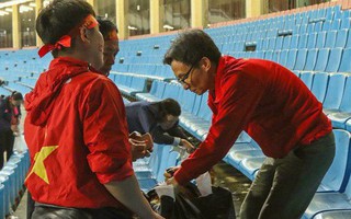Phó thủ tướng Vũ Đức Đam nán lại cùng một số CĐV dọn rác trên sân Mỹ Đình sau chiến thắng của ĐT Việt Nam