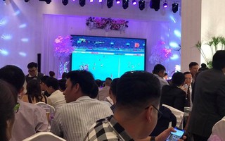 Ngày vui trùng với chung kết AFF Cup, đây là cách các cặp đôi làm để đêm tiệc thành đêm bão