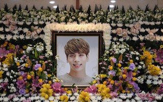 Một năm sau ngày SHINee Jonghyun qua đời, hàng loạt sao Kpop và fan đau đớn chia sẻ: "Chúng tôi vẫn nhớ bạn"