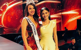 Chỉ một bức ảnh đứng cạnh Tân Hoa hậu Hoàn vũ 2018 mà nàng Pia lộ ngay nhược điểm không cứu vãn nổi