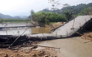 Yên Bái: Hình ảnh cầu đang đổ bê tông thì bất ngờ đổ sập gây xôn xao