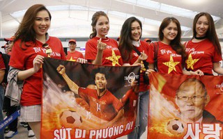 Dàn hotgirl cùng hàng trăm CĐV Việt “nhuộm đỏ” sân bay trước khi sang Philippines “tiếp lửa” thầy trò HLV Park Hang Seo