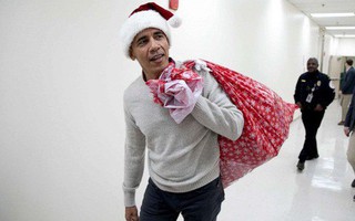 Cựu Tổng thống Obama hóa trang thành ông già Noel đến bệnh viện tặng quà cho các em nhỏ