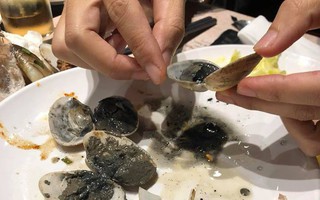 Đi ăn buffet sang chảnh, tưởng được thưởng thức sơn hào hải vị, nào ngờ cô gái dính ngay 2 đĩa "ngao nấu bùn"