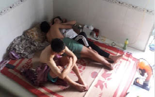 Tự dưng vướng vào cảnh "2 ông 1 bà" trên một chiếc giường, trai trẻ ngượng chín mặt nhờ tư vấn cách xử lý