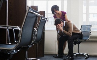 Nỗi ám ảnh của lão chồng 2 ngày cuối tuần bị vợ chân dài nhốt chặt ở nhà để "trả bài"