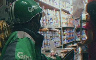 Ông già Noel áo xanh và niềm vui nho nhỏ trị giá 15 nghìn đồng giữa Sài Gòn hoa lệ gây xúc động