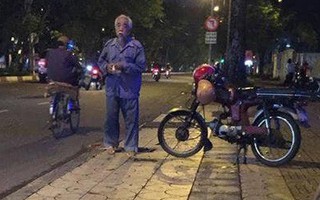 Bác xe ôm loay hoay kiếm sống giữa đêm và câu năn nỉ đầy xót xa: "Cô ơi, cô đi giùm tui đi cô"