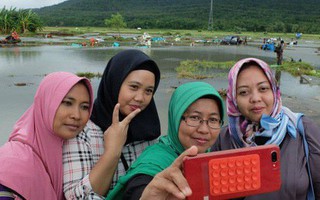 Một số người Indonesia trở về vùng sóng thần tàn phá để chụp ảnh tự sướng: "Cảnh hoang tàn mới được nhiều like"