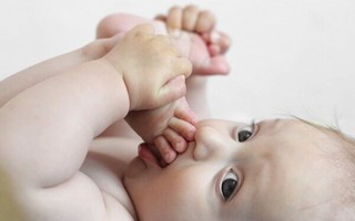 Trẻ sơ sinh tỉnh dậy mà làm 4 hành động sau chứng tỏ bé sở hữu trí tuệ vượt trội
