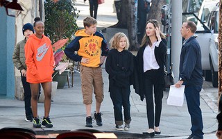 Sau thỏa thuận quyền nuôi con, Angelina Jolie hạnh phúc dẫn các con đi ăn hậu Giáng sinh