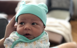 Sau vài ngày sinh con, ông bố đã đúc rút được kinh nghiệm quý giá cha mẹ nuôi con nhỏ nên "gối đầu giường"