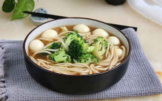 Mì trứng cút đơn giản cho bữa sáng ngon lành