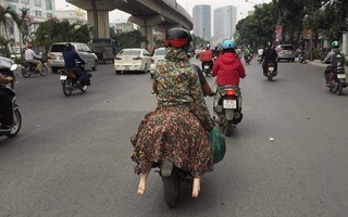 Chị gái ninja ngồi sau xe máy tưởng bình thường nhưng cặp chân bí ẩn thò ra 2 bên mới khiến người đi đường choáng
