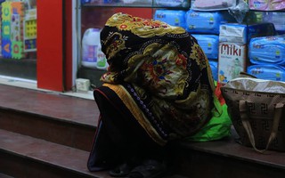 Đêm lạnh buốt dưới 9 độ C, người vô gia cư nằm ngủ co ro bên vỉa hè Hà Nội