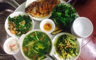 Nghỉ lễ làm mâm cơm đầy ắp món ngon mà chồng chê rồi bỏ đi, mẹ trẻ bất lực thở dài: Chiều chồng khó lắm