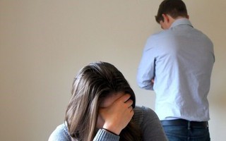Chạy đi tìm chồng lúc nửa đêm, tôi sửng sốt phát hiện anh đang làm chuyện "mờ ám" với người tôi ghét nhất 