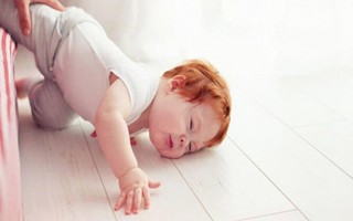 Chỉ bế con đi trong nhà nhưng ông bố đã "lấy mạng" con trai 4 tháng tuổi vì hành động nhiều người lớn mắc phải