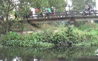 TP.HCM: Người đàn ông mặc đồng phục GrabBike nghi bị giết, cướp tài sản rồi để xác dưới chân cầu