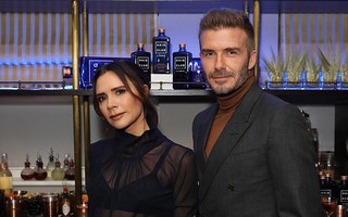 Hậu tin đồn lục đục, Victoria Beckham xuất hiện quyến rũ với áo xuyên thấu tình tứ bên chồng