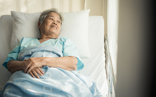 Mẹ chồng nghĩ tôi tham tiền mới đến viện chăm bà, chồng tôi đã cho mẹ xem một bức ảnh khiến bà hối hận