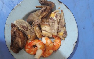 Mẹ già đi đám cỗ chỉ ăn rau, gói thịt tôm ngon lén đạp xe đem cho cháu ngoại khiến chị em khóc nấc