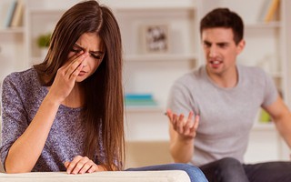 Xa nhau một năm ròng, đêm đầu tiên gặp lại, chồng đã hất tôi ra rồi giáng cho một bạt tai 