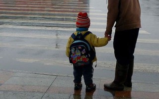 Đừng nắm tay con khi qua đường và những lời cảnh báo khiến bố mẹ giật mình thon thót vì thường mắc sai lầm này