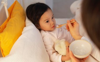 Trẻ bị cảm sốt cha mẹ nhất định nên cho ăn những thực phẩm này bởi những công dụng tuyệt vời mà chúng mang lại