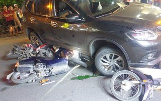 TP.HCM: Ô tô “điên” tông hàng loạt xe máy, cuốn 1 trẻ em và 3 người lớn vào gầm
