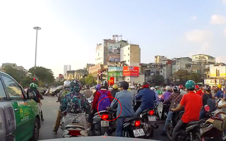 Clip: Dừng đèn đỏ tình cờ phát hiện hành vi móc túi, tài xế ô tô nhanh trí bấm còi khiến kẻ gian giật mình bỏ cuộc