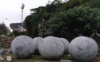 Đã tìm ra vị trí "bí ẩn" của 40 quả cầu đá sau khi bị di dời khỏi sân Mỹ Đình