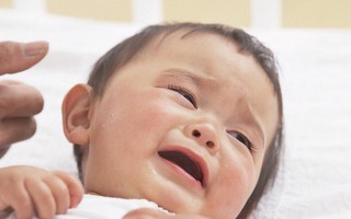 Kêu vợ cho con bú, cô ấy vùng vằng nói một câu làm tôi sững sờ rồi mất kiềm chế 