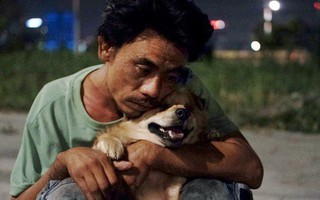 Điều kỳ diệu đã xuất hiện: Chú chó mù trở về bên anh đánh giày câm sau hơn nửa tháng mất tích