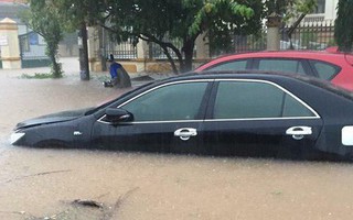 Thành phố Vinh mưa lớn trắng trời, nhiều tuyến phố chìm trong "biển nước"