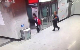 Trung Quốc: Nhà mất điện, bố đưa con gái đến ga tàu điện ngầm làm hết bài tập mới về