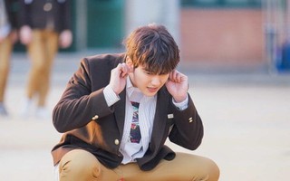 Yoo Seung Ho gây sốc khi mặc quần rách để lộ cả... nội y đỏ rực rỡ 