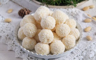 Tết năm nay tôi không phải mất tiền mua kẹo dừa Raffaello nữa vì cứ áp dụng cách này tự làm vừa rẻ vừa ngon hơn nhiều