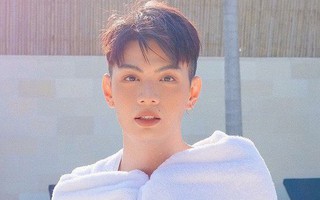 Đào Bá Lộc đăng ảnh "táo bạo" bên hồ bơi nhân ngày kỉ niệm 1 năm yêu nhau với bạn trai