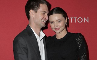 Miranda Kerr bế bụng bầu tình tứ bên chồng trẻ tỉ phú