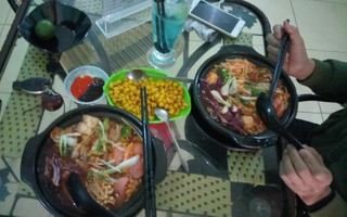 Người yêu kêu đau bụng vì ăn mì cay, còn chụp ảnh gửi về, chàng trai sốc khi phát hiện mình “mọc sừng”
