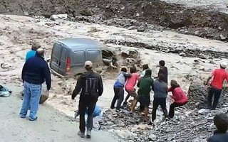 Clip: Nước lũ làm sạt đường, người đàn ông thoát nạn chỉ trong vài bước chân