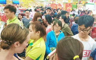 Siêu thị “đông như quân Nguyên”, bà nội trợ Hà Nội, Sài Gòn vật vã chờ tính tiền trở về nhà chiều 26 Tết