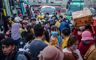 Bến xe miền Đông lại "thất thủ", hàng ngàn người dân chật vật tìm đường về quê ăn Tết