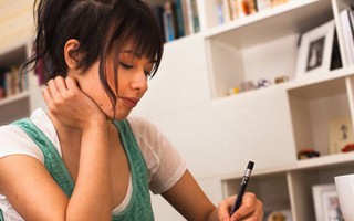 Ngay đêm tân hôn, mẹ chồng đã bày mưu khóc lóc để thu lại hết tiền cưới của vợ chồng em